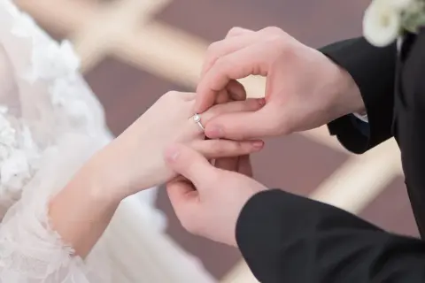 Ein Mann legt einer Frau einen Ring an den Finger. Die Frage, darf ein katholischer Pfarrer heiraten, bleibt hier offen.
