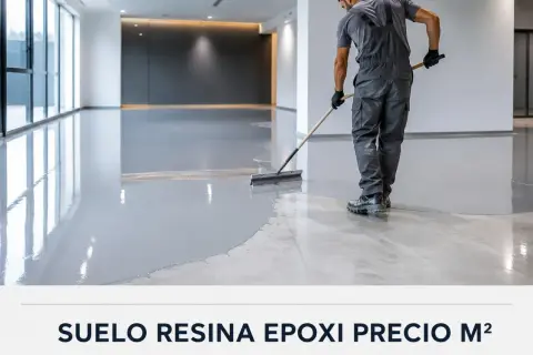 Obrero aplicando resina epoxi industrial en un suelo moderno y brillante.