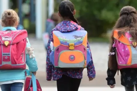 Ile powinien ważyć plecak szkolny? Zalecenia GIS i zdrowie dziecka