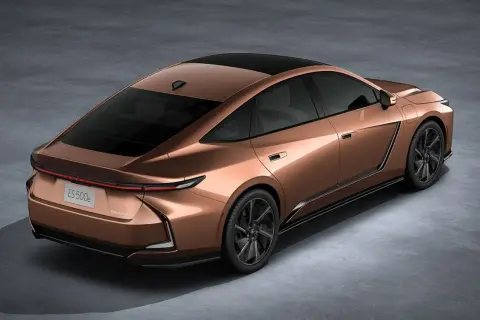 Elegancki, miedziany Lexus ES 500e z 2026 roku, z czarnym dachem i przyciemnianymi szybami, prezentuje futurystyczny design.