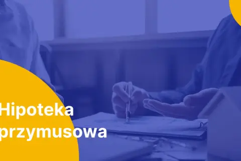 Dwie osoby analizują dokumenty, obok stoi model domu. Tekst "Hipoteka przymusowa".