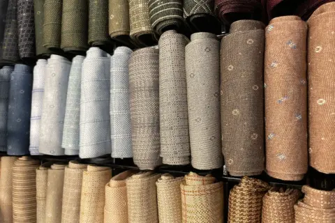 Una vasta gamma di calze arrotolate, perfette per capire come abbinare le calze ai vestiti. Toni neutri e fantasie discrete.