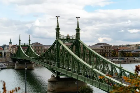 Zielony most w Budapeszcie nad rzeką Dunaj, z charakterystycznymi orłami na szczytach wież.