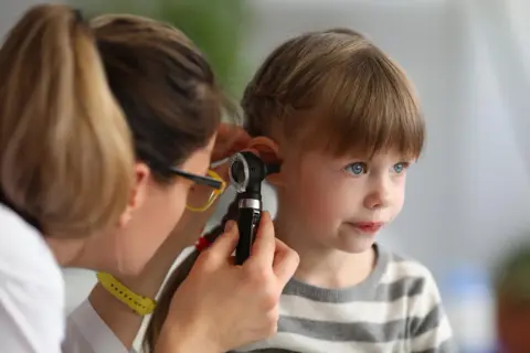 Laryngolog dziecięcy NFZ: Jak umówić wizytę mimo kolejek?