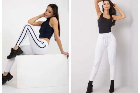 Dwie kobiety prezentują białe spodnie dresowe stylizacje. Jedna w czarnym topie i sneakersach, druga w czarnej bluzce bez rękawów i botkach.