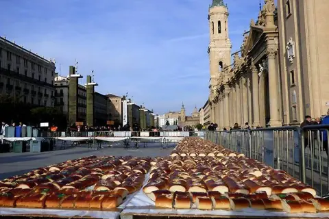 Largas filas de roscones de Reyes decoran la plaza del Pilar, Zaragoza, para las actividades de San Valero.