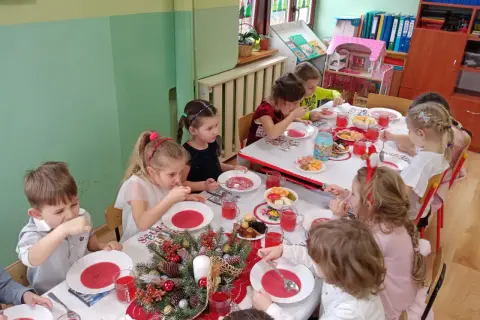 Wigilia w przedszkolu co do jedzenia: pyszne i zdrowe potrawy dla dzieci