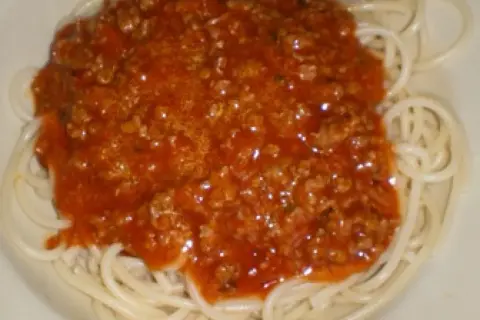 Porcja spaghetti z bogatym sosem bolońskim. Idealne pytanie: jakie mięso do spaghetti? Zazwyczaj mielona wołowina lub mieszanka wołowiny i wieprzowiny.