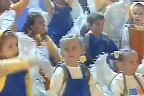Dzieci w strojach jak z **Arki Noego**, uśmiechnięte, wesołe. **Święty** uśmiech na twarzach.