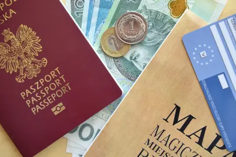 Paszport, polskie banknoty i monety, karta EKUZ i mapa. Planujesz podróż? Czy do Holandii potrzebny jest paszport? Sprawdź!