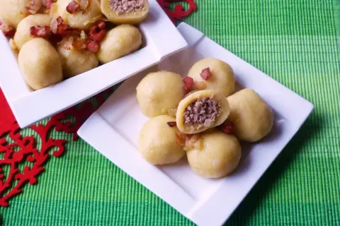 Pyzy z mięsem, gotowe do podania. Dowiedz się, ile gotować pyzy z mięsem, by były idealne.