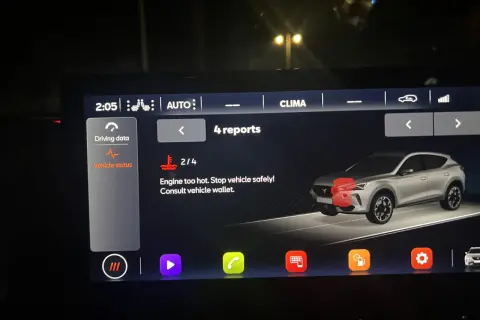 Alerta de motor sobrecalentado en Cupra Formentor. Indica "Engine too hot. Stop vehicle safely!".