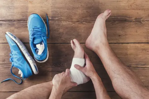 Jak pozbyć się opuchlizny po skręceniu kostki? Sprawdzone metody
