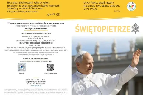 Papież Franciszek w białej sutannie pozdrawia wiernych, zachęcając do wsparcia misji Kościoła poprzez ofiarę na świętopietrze.