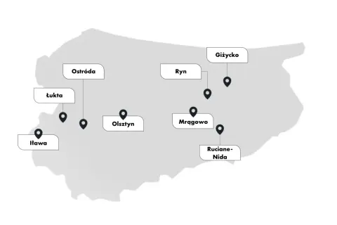 Mapa z zaznaczonymi miastami: Ostróda, Łukta, Iława, Olsztyn, Ryn, Giżycko, Mrągowo, Ruciane-Nida. Tu są Mazury!