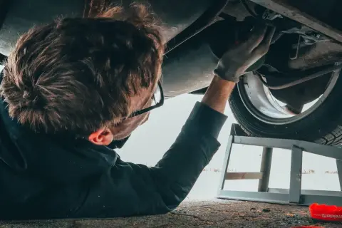 Mechanik pod autem. Czy warsztat może legalnie przetrzymać Twoje auto, jeśli nie zgadzasz się na cenę naprawy?