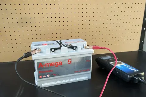 Akumulator A-mega Premium 75Ah 12V nie przyjmuje prądu. Tester diagnostyczny podłączony do klem.