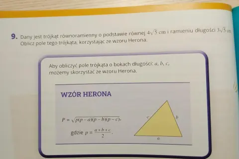 Żółty trójkąt z oznaczeniami boków a, b, c i wzorem Herona.