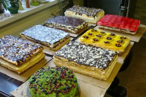 Mnóstwo domowych ciast świątecznych: z polewą czekoladową, owocami, wiórkami i posypką.