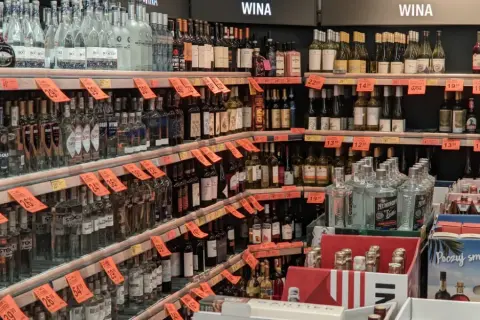 Gdzie kupić wódkę BUH? Sprawdź najlepsze sklepy i oferty