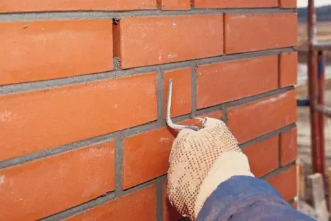 Czym uszczelnić pęknięty komin? Skuteczne metody na trwałą naprawę