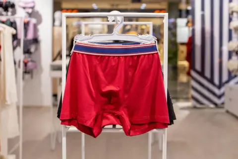 Czerwone bokserki Calvin Klein na wieszaku. Jak sprawdzić oryginalność? Zwróć uwagę na detale i jakość materiału.