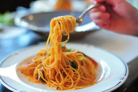 Spaghetti Western: Czy kowboje jedli makaron? Odkryj ich dietę!