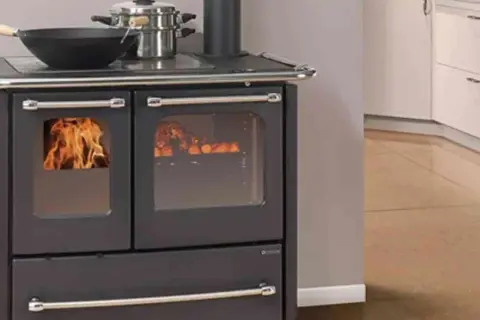 Poêle à bois avec feu vif. Utile pour savoir comment nettoyer un tuyau de poêle à bois.