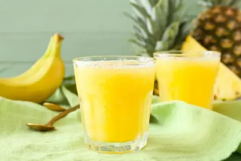 Orzeźwiający koktajl z ananasa i banana, który wspiera odchudzanie
