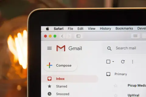 Ekran Gmail z menu Safari. Widoczny przycisk "Compose" i opcje skrzynki odbiorczej. Idealne miejsce na zakończenie maila po angielsku.