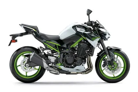 Kawasaki Z900 blanca y negra con detalles verdes. El peso de esta moto es ideal para maniobrar con agilidad.