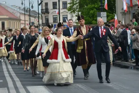 Staropolski strój męski wyglądający jak długa suknia – historia i znaczenie