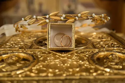Złota korona z pereł i obrączki w pudełku. Symbol miłości, nawet jeśli to najniższa próba złota.