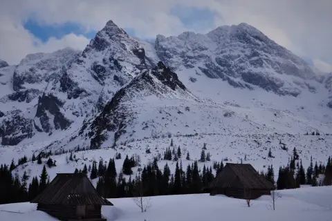 Tatry zimą: Bezpieczne szlaki, sprzęt i porady dla początkujących
