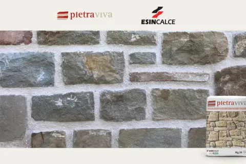 Muro in pietra con malta per tufo a faccia vista. Sacchi di malta Pietraviva e Esincace in primo piano.