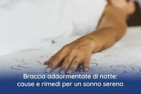 Mano appoggiata su un materasso, con il testo "Braccia addormentate di notte: cause e rimedi per un sonno sereno".