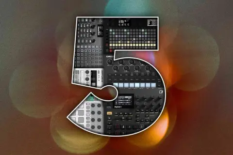 Fünf Musikproduktionsgeräte, darunter ein komplexer midi sequencer, sind zu einer großen "5" geformt.