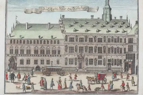 Das Rathaus Altona, ein prächtiges Gebäude mit Turm, umgeben von Menschen in historischen Gewändern, Kutschen und einem Hund.