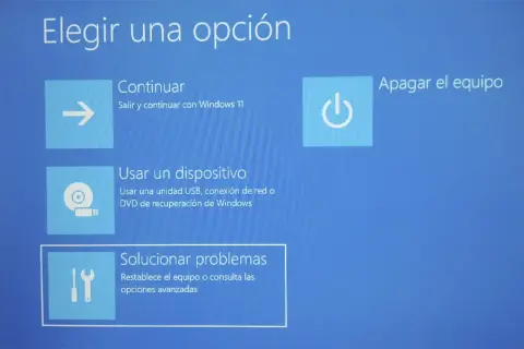 Pantalla de opciones de Windows 11: Continuar, Usar un dispositivo, Solucionar problemas. Útil para saber como saber si Windows 11 está activado.
