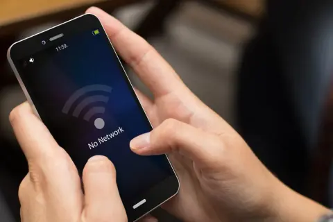 Ręce trzymają smartfon z komunikatem "No Network". Zastanawiasz się, **vowifi co to** jest i dlaczego nie działa?
