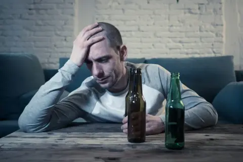 Możesz pić alkohol podczas badania kału? Sprawdź zalecenia lekarzy
