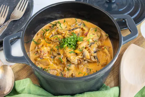 Herzhaftes Schweinefilet in cremiger Pilzsoße, ein schnelles Gericht, das Appetit macht. Perfekt für schnelle Schweinefilet Rezepte.