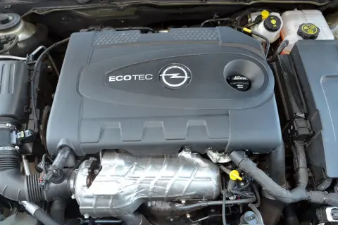 Silnik Ecotec w Opel Insignia 2.0 CDTI. Widoczny jest czarny plastikowy dekiel silnika z logo Opla.