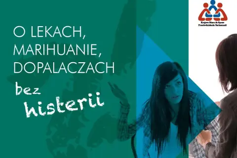 Młoda kobieta z niepokojem patrzy na rozmówcę, na tle napisu o dopalaczach.