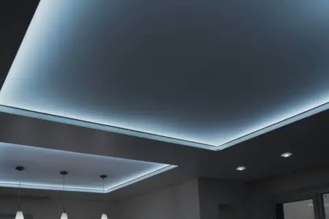Nowoczesny sufit napinany z podświetleniem LED tworzy nastrojową atmosferę.
