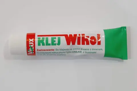 Klej Wikol do czego? Do klejenia drewna, tworzyw sztucznych, tkanin i papieru. Uniwersalny pomocnik w domu i warsztacie.