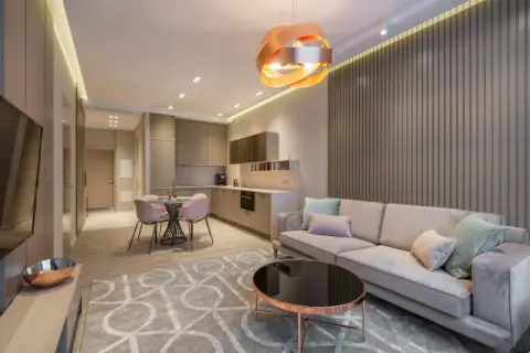 Nowoczesny salon z aneksem kuchennym 30m2 projekt. Jasna przestrzeń z sofą, stolikiem kawowym, jadalnią i kuchnią.