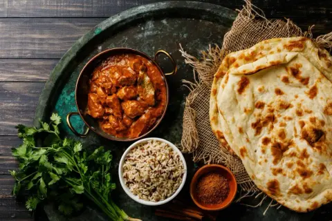 Aromatic chicken curry, ryż, świeża kolendra i chlebki naan. To jest właśnie pyszne curry!