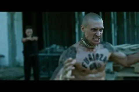 Mateusz Damiecki w filmie "Furioza" w scenie pełnej napięcia.
