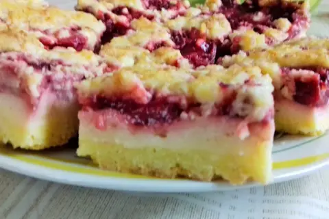 Proste ciasto z truskawkami i budyniem, pachnące latem. Puszysty biszkopt, kremowy budyń i słodkie truskawki tworzą idealną całość.